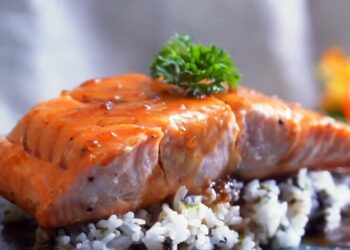 Cách chọn và sơ chế cá hồi áp chảo