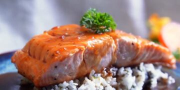 Cách chọn và sơ chế cá hồi áp chảo