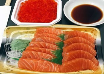 Những người không nên ăn cá hồi sống