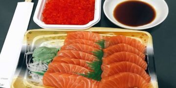 Những người không nên ăn cá hồi sống