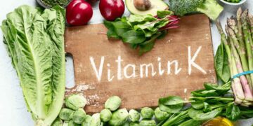 1. Cải bó xôi - thực phẩm giàu vitamin K