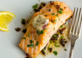 rưới sốt đều lên miếng cá cho ngấm đều