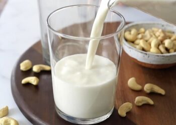 Cách làm sữa hạt điều bằng máy xay sinh tố