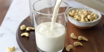 Cách làm sữa hạt điều bằng máy xay sinh tố