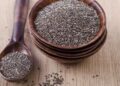 Hạt chia ăn với sinh tố hoặc sữa chua