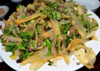 Da trâu muối chua là một món ăn được chế biến từ phần da của con trâu