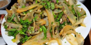 Da trâu muối chua là một món ăn được chế biến từ phần da của con trâu